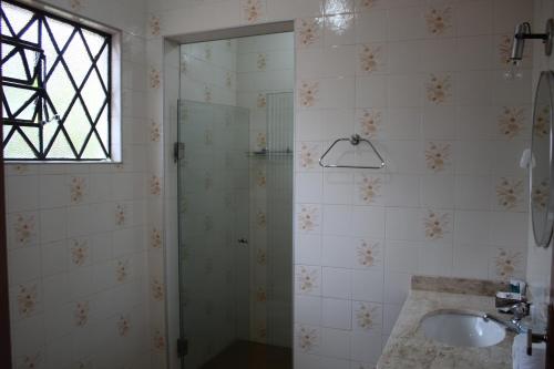 Et badeværelse på Casa Aconchegante no Capivari