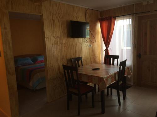 TV a/nebo společenská místnost v ubytování Cabañas ECA Cochrane