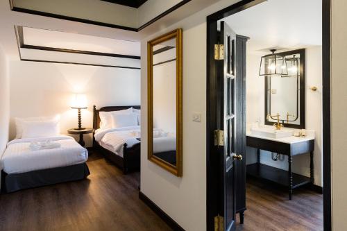 Un ou plusieurs lits dans un hébergement de l'établissement MORA Boutique Hotel