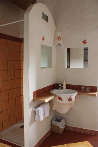 La salle de bains est pourvue d'un lavabo et d'une baignoire. dans l'établissement Abbaye de Capservy, à Villardonnel