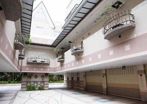 a large building with balconies and a large hallway at Royal Group Motel Chien Kuo Branch in Kaohsiung