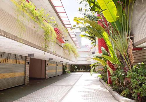 um corredor vazio de um edifício com plantas em Royal Group Motel Wu Yin Branch em Kaohsiung