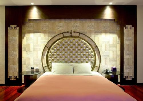 1 dormitorio con 1 cama grande y 2 mesas en Royal Group Motel Ming Chen Branch, en Kaohsiung