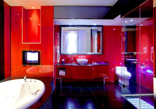 baño rojo con bañera, lavabo y aseo en Royal Group Motel Ming Chen Branch, en Kaohsiung