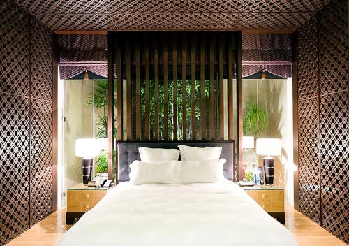 a bedroom with a large white bed with two lamps at Royal Group Motel Ming Zu Branch in Kaohsiung