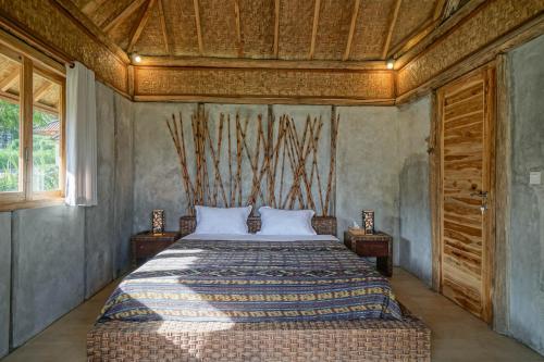 a bedroom with a large bed in a room at Pondok Manoka in Kintamani