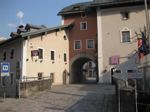 a building with an archway in the middle of a street at Hotel Hafnerwirt in Hallein