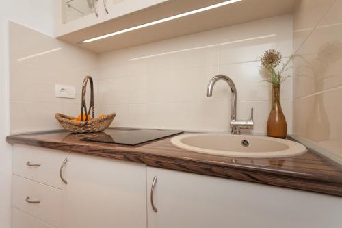 y baño con lavabo y encimera. en Noelle apartment, en Rovinj