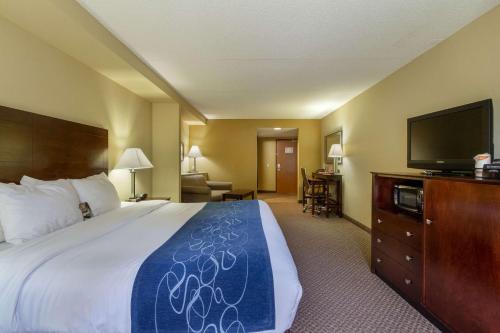 a hotel room with a bed and a flat screen tv at Comfort Suites Near Gettysburg Battlefield Visitor Center in Gettysburg