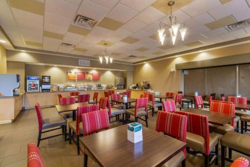 a restaurant with tables and chairs and a counter at Comfort Suites Near Gettysburg Battlefield Visitor Center in Gettysburg