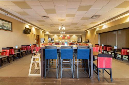 a restaurant with chairs and a bar in the middle at Comfort Suites Near Gettysburg Battlefield Visitor Center in Gettysburg