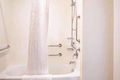 Vannituba majutusasutuses Comfort Inn & Suites Niagara Falls Blvd USA