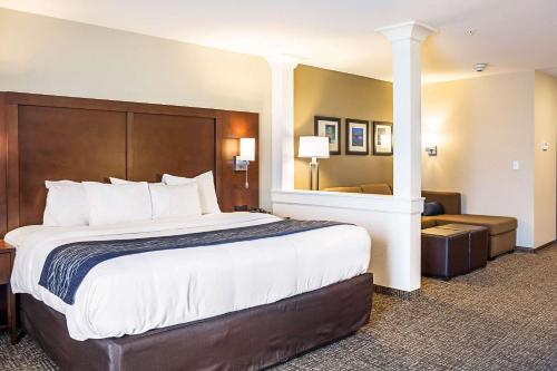 Voodi või voodid majutusasutuse Comfort Inn & Suites Niagara Falls Blvd USA toas
