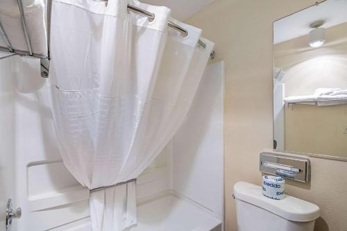 Ένα μπάνιο στο Sutter Inn