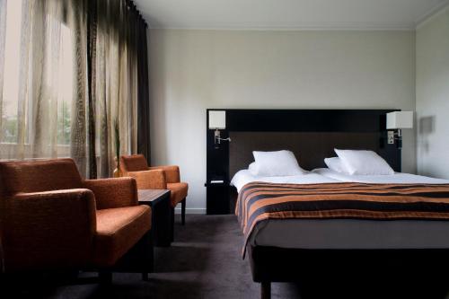 Un pat sau paturi într-o cameră la Eurotel Lanaken