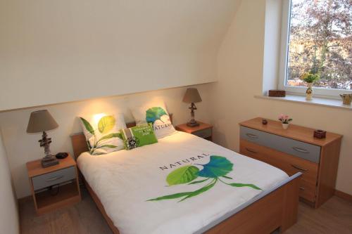 una camera da letto con un letto con copriletto bianco e una finestra di Old Saxo a Ypres