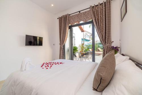 Ένα ή περισσότερα κρεβάτια σε δωμάτιο στο Hanh Nhung Villa