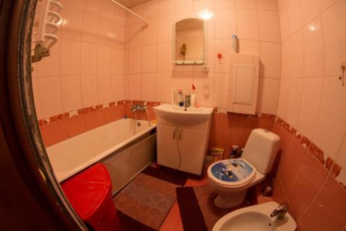 ein Badezimmer mit einem WC, einer Badewanne und einem Waschbecken in der Unterkunft 58 вулиця Яновського in Kropywnyzkyj