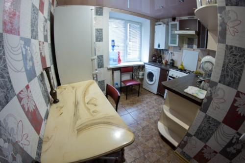 クロプィウヌィーツィクィイにある58 вулиця Яновськогоの病院のベッドが備わるキッチン付きの部屋
