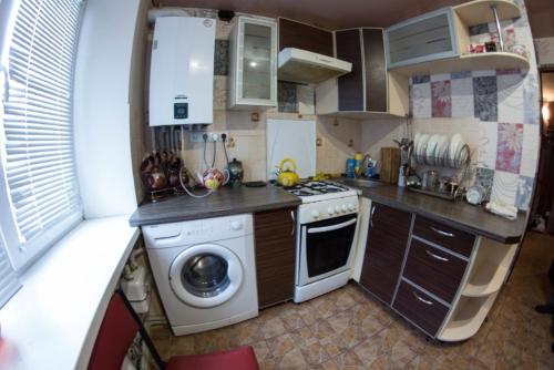 eine kleine Küche mit Waschmaschine und Waschmaschine in der Unterkunft 58 вулиця Яновського in Kropywnyzkyj