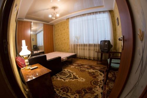 ein Hotelzimmer mit einem Bett und einem Fenster in der Unterkunft 58 вулиця Яновського in Kropywnyzkyj