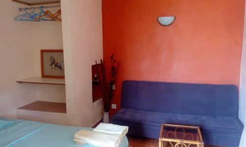 a living room with a blue couch in a room at Chetty Tourist Residence in Pereybere