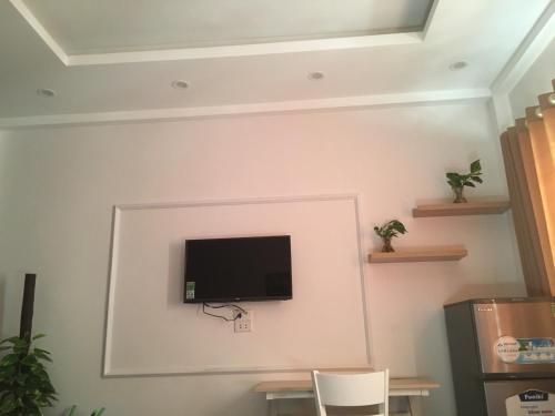 a flat screen tv on the wall of a room at ND Happy House 1- CH sân vườn, CH chuẩn khách sạn tại số 10 ngách 5 ngõ 56 Hoa Lâm, Hà Nội in Hanoi