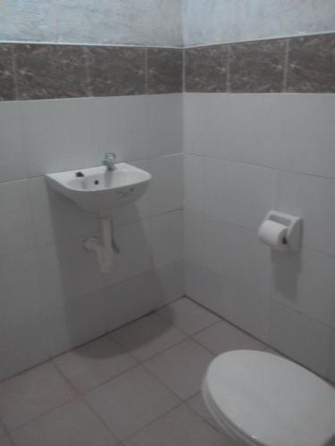 Bathroom sa Vangie Guesthouse