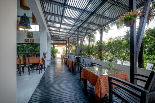 comedor con mesas y sillas y techo en Siam Piman Hotel, en Bangkok