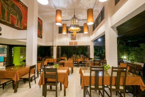 Un restaurante o sitio para comer en Siam Piman Hotel