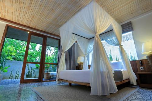Ein Bett oder Betten in einem Zimmer der Unterkunft Jeeva Santai Villas