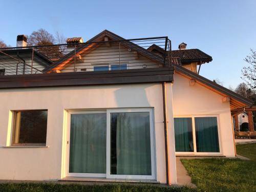 a house with two windows and a roof at Rifugio Pranolz in Trichiana