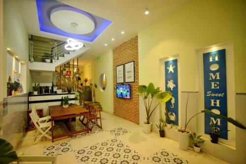Habitación con mesa y comedor. en Quy Nhon Homestay BnB en Quy Nhon