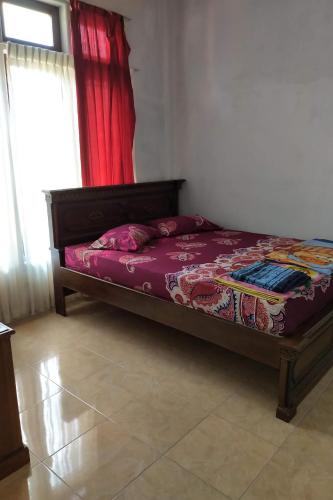 Rumah Mawar Syariah tesisinde bir odada yatak veya yataklar