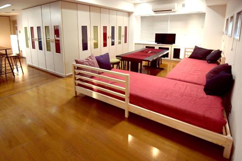 1 dormitorio con 1 cama grande y sala de estar en Guest room Kamakura Nagomi -Camellia- en Kamakura