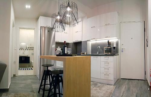 Alpinia n Lotus Apts. (Must)