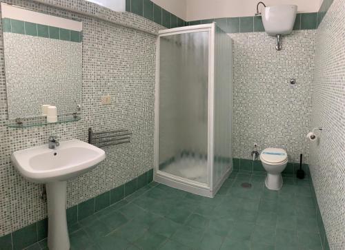 bagno con lavandino, doccia e servizi igienici di Amico Hotel a Roma