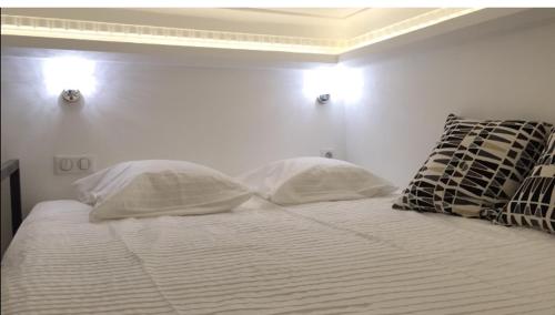 ニースにあるSTUDIO DECO DESIGN, HYPER CALMEの白いベッド(枕2つ付)