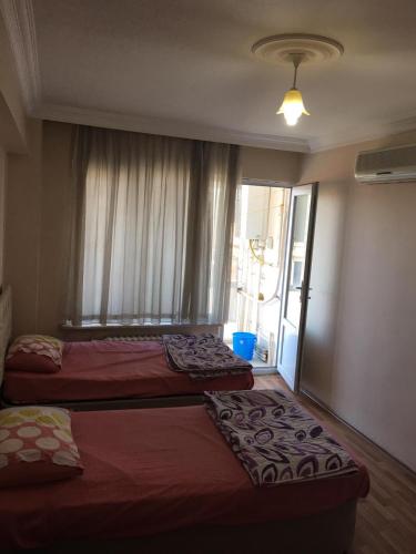 ブルサにあるAbbasi Apart-4の窓付きの客室で、ベッド2台が備わります。