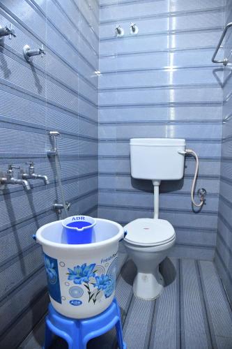 La salle de bains est pourvue d'une douche et de toilettes. dans l'établissement Rightchoicehotels, à Rameswaram