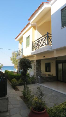 Φωτογραφία από το άλμπουμ του Cute Maisonette No2 on coastal sidewalk στη Νικήτη