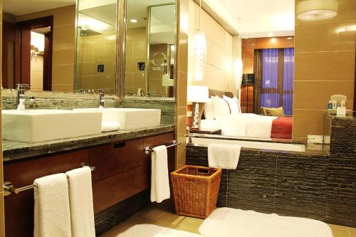 
A bathroom at Holiday Inn Beijing Haidian, an IHG Hotel

