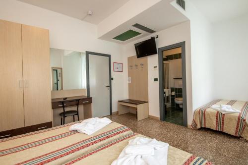 Un pat sau paturi într-o cameră la Hotel Palm Beach