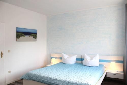 キュールングスボルンにあるFewo-Perner Möwenblickのベッドルーム1室(枕2つ付)
