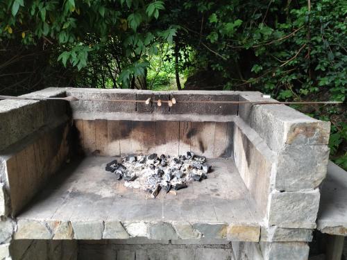 un grupo de aves sentadas en un horno de ladrillo en Omi Kika B&B, en Villarrica