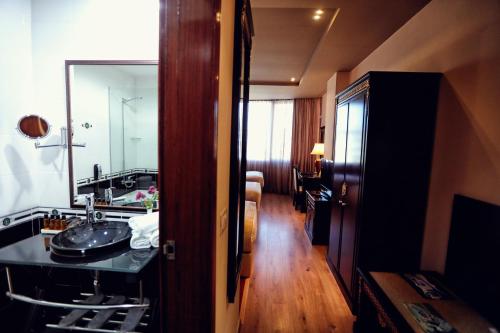 A kitchen or kitchenette at Grand Hotel Europa