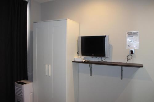 a tv sitting on a desk in a room at BCN Condal Hostal in Barcelona