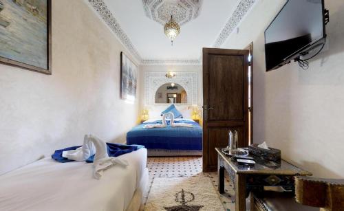 Postel nebo postele na pokoji v ubytování Riad Sania By Ghali