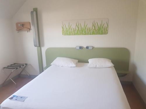 Un ou plusieurs lits dans un hébergement de l'établissement ibis budget Lorient Hennebont