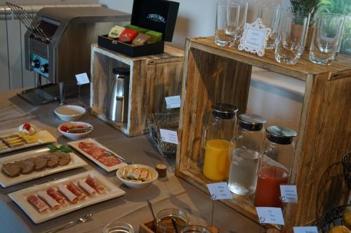 una tabella con diversi tipi di alimenti e bevande di Les Terrasses du Luberon a Bonnieux